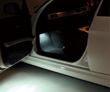 BMWに装着のLED ルームライトのLEDバルブ装着例